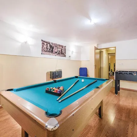 Five Bedroom Holiday In Velka Lomnica