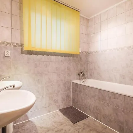 Casa vacanze Five Bedroom Holiday In Velka Lomnica